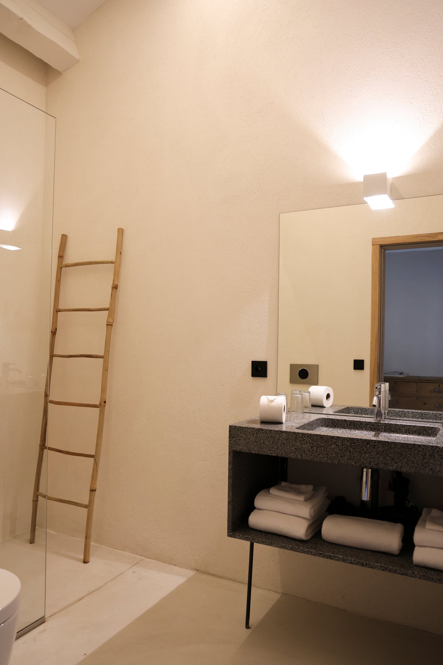SUITE FAMILIALE AVEC 2 CHAMBRES VUE JARDIN - CLOÎTRE C6